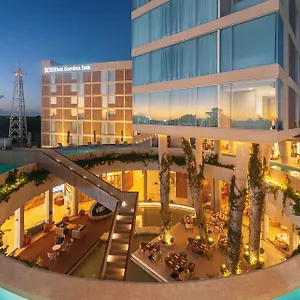 Hilton Garden Airport מלון